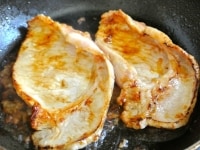 卵を焼いたフライパンの表面をクッキングペーパーで拭いてきれいにしたら、残りの油を入れます。豚肉を加え、1分半ほど強火で焼いたらひっくり返してさらに1分焼いて焼き色をつけます。