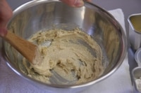 ボウルにバターを入れ、木べらで均一の固さにしたらきび砂糖を3～4回に分けていれ、その都度50回ほどよく混ぜます。ボウルの下に布巾または滑り止めを敷きましょう。ぐらつかず、しっかり力を入れて混ぜることができます。