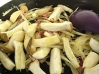 ごぼう、エリンギを加え、軽く塩コショウをし、炒めます。