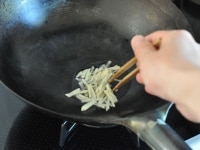 鍋にサラダ油大さじ1(分量外)と生姜を入れて熱し、油に生姜の香りを移します。