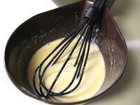 卵と牛乳少々を加え、混ぜます。 馴染んだら、残りの牛乳を加え、混ぜます。 溶かしバターを加え、混ぜます。