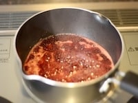 鍋にいれて中火で加熱し、沸騰したら、アクを取りながら、煮詰めます。