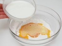 小麦粉・砂糖・塩をボウルに入れて泡だて器で混ぜ合わせる。真ん中にくぼみを作り、溶き卵・牛乳を加え混ぜる。<br />