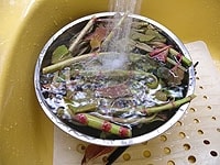 水に浸けて茎の皮を剥き、時々水を替えながら半日ほど浸けておきます。