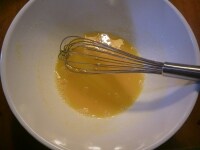 レモン汁とグラニュー糖を泡だて器で混ぜ合わせてから、そこに卵黄、牛乳を加えさらに混ぜ合わせる。<br />