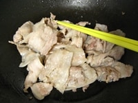 フライパンに油をいれ、中火で豚肉を炒めます。 塩コショウを少々ふります。