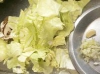 キャベツはザクザク切る。玉ネギは半分を粗みじん切り、残りを薄く切る。椎茸は薄く切る。ニンニクは楊枝で突いて穴をあけておく。つぼみ菜はさっと塩ゆでして冷水に取って冷まし、水気をきって半分に切る。