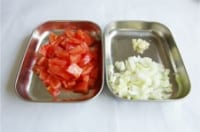 トマトはざく切り、玉ねぎは粗みじんに切り、ニンニクはみじん切りにします。