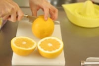 グレープフルーツを横半分に切り、絞り器で果汁を絞ります。<br />