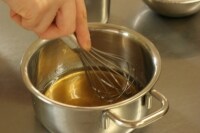 小鍋に水を入れ沸騰したら火を止め、アガーときび砂糖を混ぜたものを加えて、よく混ぜて溶かします。