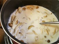 鍋にきのこ類と水、コンソメを加え、火にかけます。2～3分煮立たせ、きのこに火を通したら、牛乳を加え温め、塩こしょうで味を整えます。
