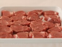 豚ヒレ肉は1ｃｍ厚さに切り、塩・こしょうをしておく。<br />