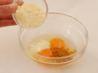 卵にカレー粉・粉チーズを加え混ぜ合わせておく。