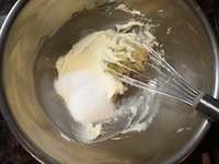 バターと卵は必ず室温に戻しておきます。バターを泡立て器で練り混ぜて、空気を含んで白っぽいクリーム状になるまで混ぜます。グラニュー糖を加え、さらにざらざらがなくなり、クリーム状になるまでよく混ぜます。