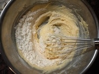 薄力粉、ベーキングパウダー、塩を合わせてふるいます。2～3回に分けて粉類を加え、そのつど、はじめは泡立て器で、途中からゴムベラに替え、全体をさっくりと混ぜるようにします。