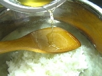 米と水、1：1の割合で炊いたごはんに、1の合わせ酢を加え切るように混ぜる