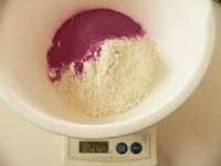 ボウルに薄力粉と紅いも粉、ベーキングパウダーを入れて泡だて器でグルグル混ぜる。<br />