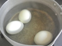 水にヒビを入れた卵を入れて火にかけます。沸騰したら中火にして、フタをして4分。4分経ったら火を止めて、そのまま4分置きます。