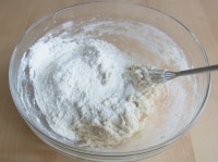 1に、塩を加えておいた強力粉を混ぜる。粉けがなくなったら、ボウルの中でこねる。