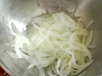 玉ねぎはスライサーまたは包丁でごく薄切りにします。塩をふって数分置き、しんなりしたら水気をしっかりしぼります。