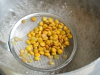 &nbsp;レンズ豆はざっと水洗いしたら、沸騰した湯に入れて15分ゆでます。ゆでたらざるにあげて水気を切ります。