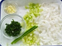 レンズ豆をゆでている間に、野菜を切ります。玉ねぎとセロリ、パセリはそれぞれみじん切りに、にんにくはたたいてからみじん切りにします。