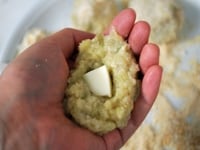4の生地を手のひらにのせ、真ん中にくぼみを作り、ダイスカットにしたモッツァレラチーズを入れて丸め、さらに回りにパン粉につけはたく。