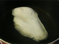 皮をとった鶏胸肉を沸騰したお湯に入れ、すぐに火を止め、そのままフタをして一時間以上放置します。<br />