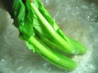 小松菜を洗って、たっぷりのお水が沸騰したら、塩（分量外）を少々入れ茎の部分からゆでる。