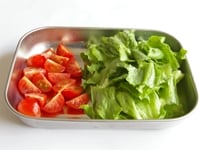ミニトマトを1/4に切り、レタスを食べやすい大きさにちぎります。<br />