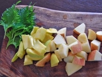 フルーツと野菜をよく洗って、水を切っておきます。<br />
<br />
フィリピンマンゴーは皮をむかず、果肉をそぐようにして一口大に切り、種は使いません。りんごは皮・種・芯を捨てずに一口大に切ります。大葉はちぎります。<br />
<br />