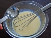 ボウルに卵と牛乳を入れて、泡立て器でよく混ぜ合わせたら、サラダ油を少しずつ加えて混ぜます。