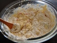 【2】にチーズを加えて木べらで軽く混ぜ合わせたら、ソラマメ、ベーコン、ブラックペッパーを加えて混ぜあわせます。							<br />
<br />
ふるっておいた粉を加えて、さっくり混ぜあわせます。<br />