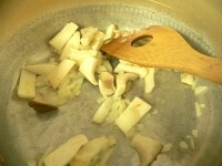 熱湯に塩（分量外）を入れてスパゲッティをゆではじめる。鍋にバターを溶かし、ニンニクと玉ねぎを入れて炒め、次に短冊に切ったエリンギを入れて炒める。<br />