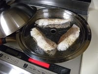 蒸し器の湯気が出てきたら、鯛の切り身を入れて、8～10分ほど蒸します。その間にソースを作ります。