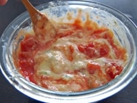 トマト缶を加え、軽く2-3回混ぜてトマトの色がまだらになるような生地に仕上げます。
