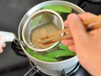 わかめを入れたらすぐに味噌を溶き入れます。大さじ4を目安に、調整しながら溶き入れて、沸騰直前まで沸かし、椀によそって完成です。