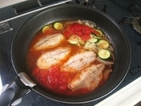 ふたをとり、トマト水煮缶、ケチャップ、醤油を加えてさらに3分程煮ます。