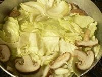 キャベツ、椎茸、スライス玉ネギを入れて柔らかくなるまで 煮る。