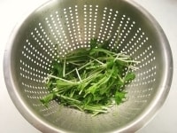 水菜は根元をとり除き、4cm程の長さに切ります。軽く水洗いして水気をきっておきます。