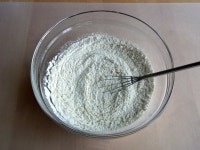 フランスパン専用粉、砂糖、塩、インスタントドライイーストをボウルに入れ、よく混ぜる。<br />