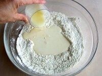 牛乳と卵をよく混ぜ、1の粉類の中心にくぼみをつくり、流し入れる。練乳も加える。