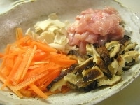 にんじんを縦4cm、幅3mmの千切り、鶏肉を小さめに切る。戻した干ししいたけを5mm幅の削ぎ切り、かんぴょうを戻して1cm幅に切る