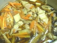 鍋に4の具材と具の調味液を加え、落し蓋をして煮汁がほぼなくなるまで煮る。