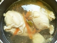 1の鍋から鶏肉を取り出して食べよい厚さに切る。スープはこしザルに通して鍋に戻す。<br />