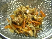 5の粗熱がとれたら、ザルにあけ余分な水分をとる