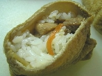 水気を切った3の油揚げに、8の混ぜごはんをつめる
