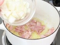 玉ねぎを加えて油がまわったらあさりを加えて炒める。