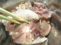 鶏肉の余分な脂肪を取り、一口大に切る。ボールに移し塩コショウで下味をつける
