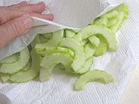 昆布味がついた白瓜を、布巾などで軽く抑えて水気を切ります。